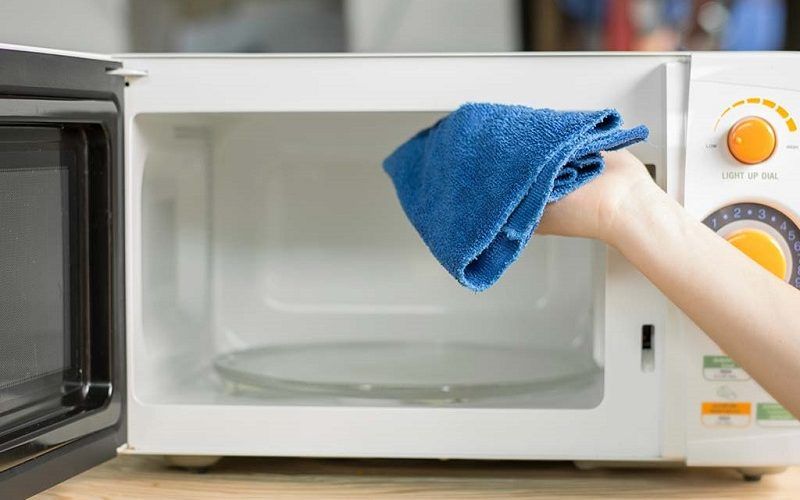 How to clean the microwave oven