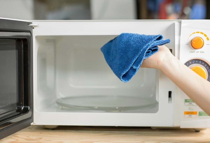 How to clean the microwave oven