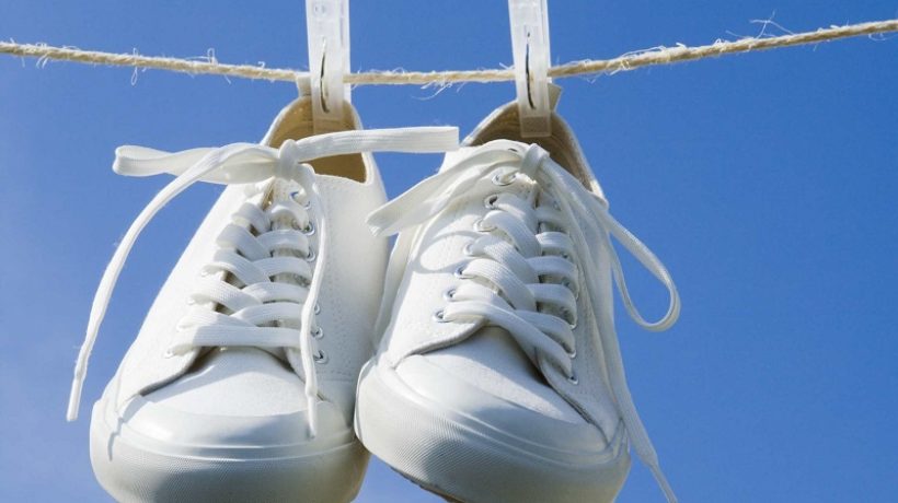 How to remove musty odors from shoes with natural remedies?