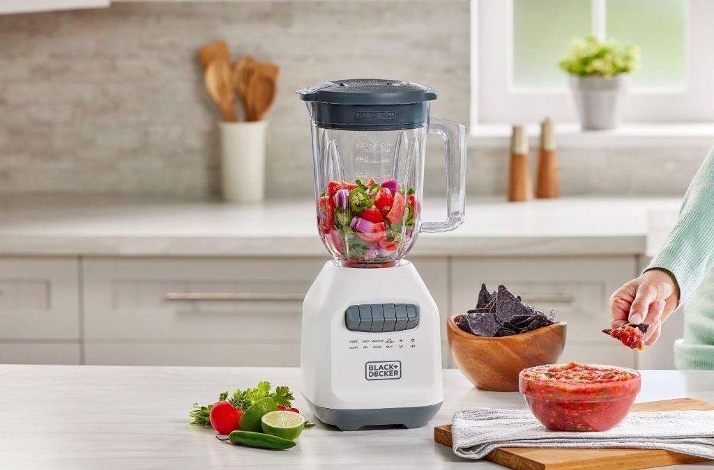 BLACK+DECKER 750W Blender with 56oz PerfectPour jar and stainless steel blades on a kitchen counter.