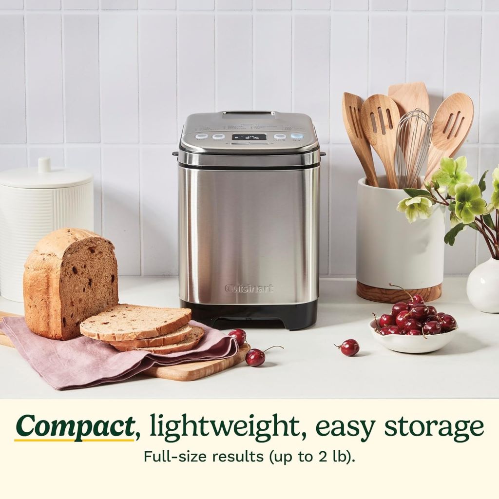 Automatic bread maker Cuisinart CBK-110NAS preparing fresh bread