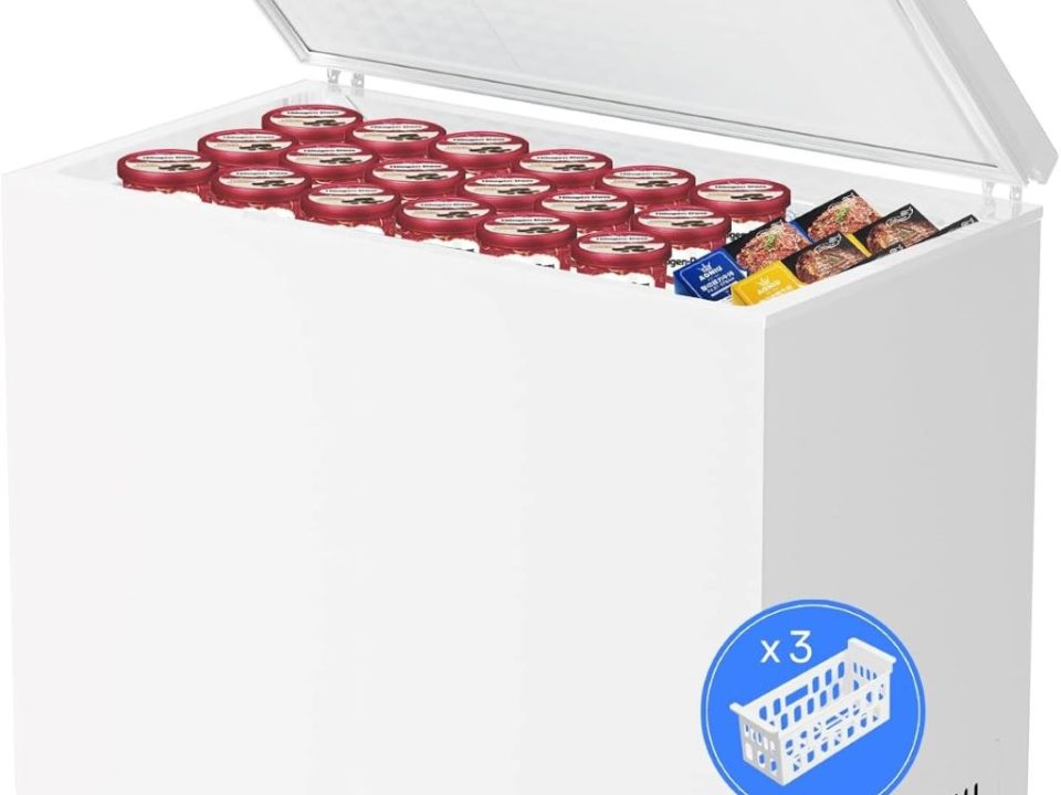 Kismile 7.0 Cu.Ft white chest freezer with top-open door and removable storage baskets
