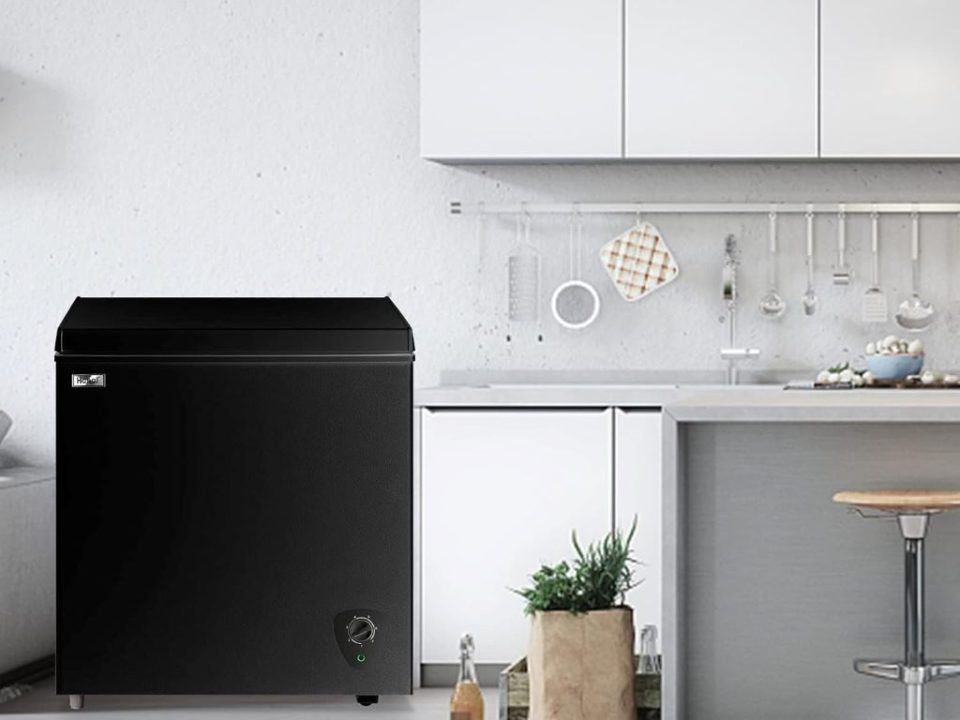 WANAI 5.0 Cu.Ft compact chest freezer with adjustable thermostat and removable basket