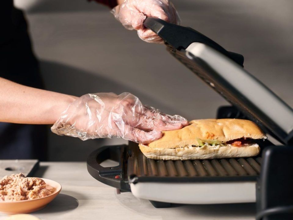 Contact grill cooking chicken and vegetables evenly in a modern kitchen