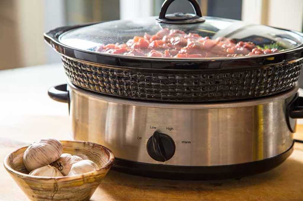 Step-by-step use of a slow cooker for flavorful and time-saving meals in the kitchen