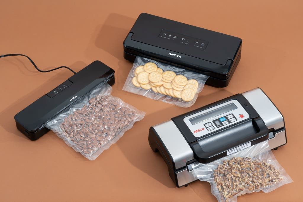 Step-by-step use of a vacuum sealer for safe and long-lasting food storage