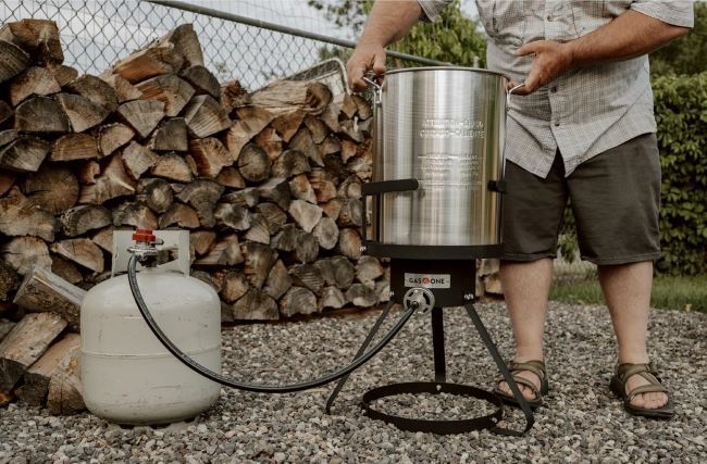 GasOne 30QT outdoor fryer set cooking turkey, seafood, and large family meals outdoors