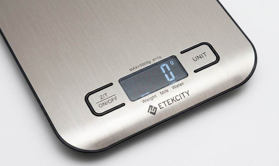 Etekcity kitchen scale displaying a calibration reading