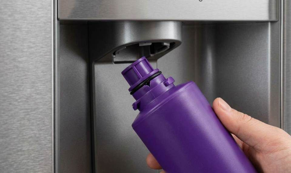 Everydrop EDR1RXD1 water filter leaking inside refrigerator